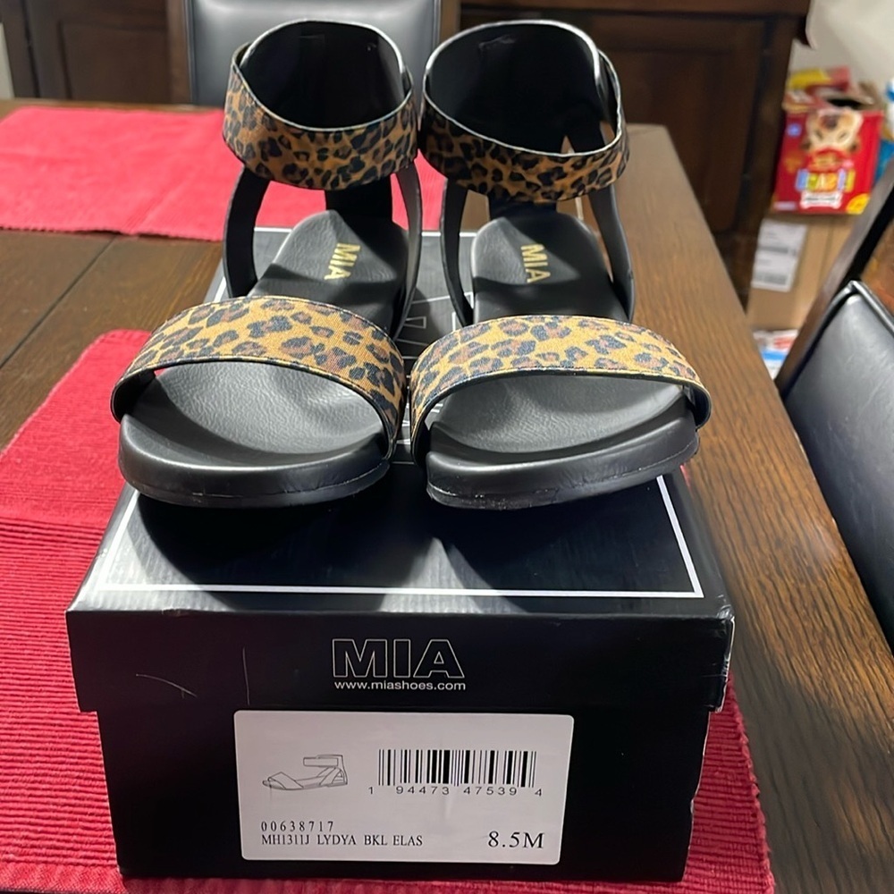 MIA sandals, 7.5M, NIB